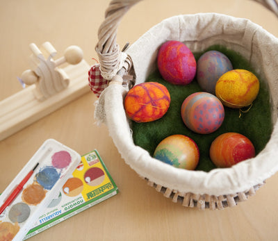 Decorando huevos de Pascua